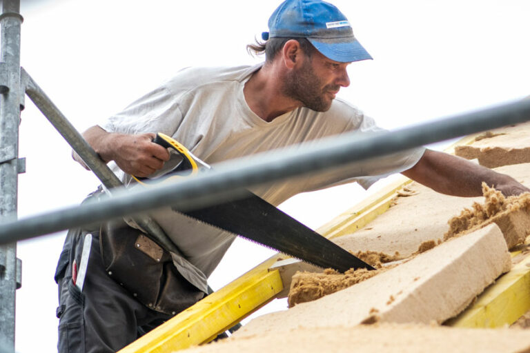 Découvrez le rôle des Ensembliers Solidaires : lutte contre la précarité énergétique et impact social majeur. Une réponse essentielle !