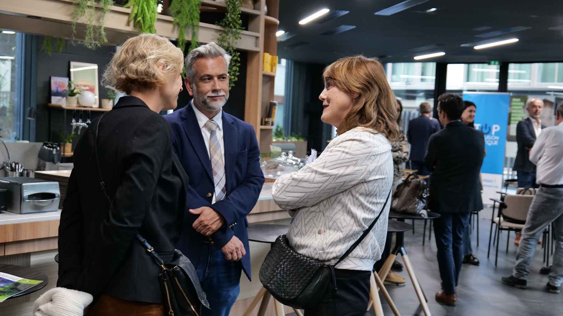 Soutenir les actions du collectif, un engagement de chaque instant. Un groupe STOP EE en pleine conversatin.