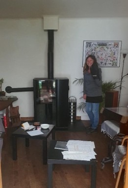 femme dans sa maison qui a bénéficié du programme CEE TZEE